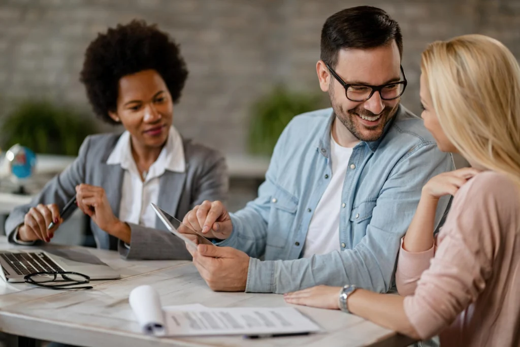 Couple reviewing policy options with an agent at an Agencia de Seguros en Rainey Street, Austin, TX