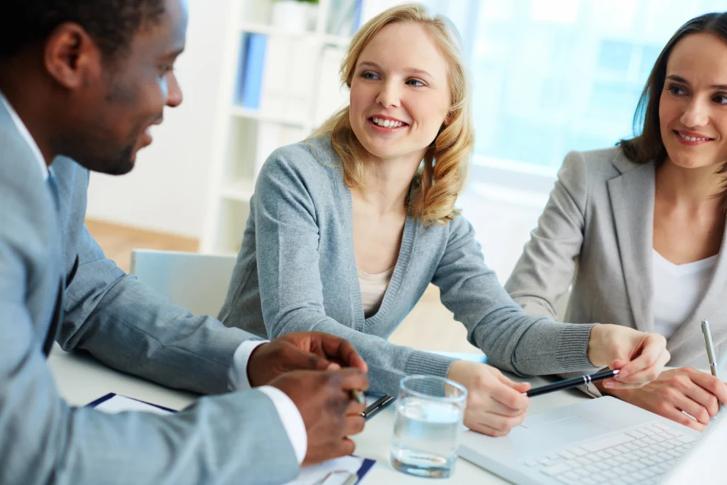 Agente de seguros en Austin, TX reunido con cliente
