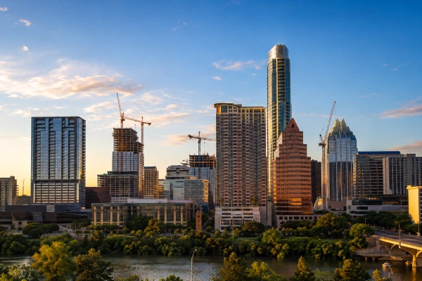 El horizonte de la construcción en Austin, Texas, representa el mercado de seguros para contratistas en 2026.