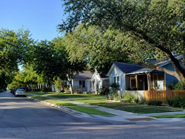 Calle residencial en Austin, contexto de robos a casas