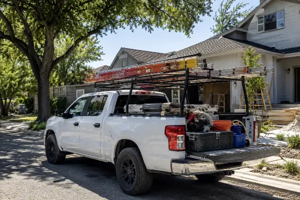 Camioneta de trabajo de un contratista en una obra en Austin
