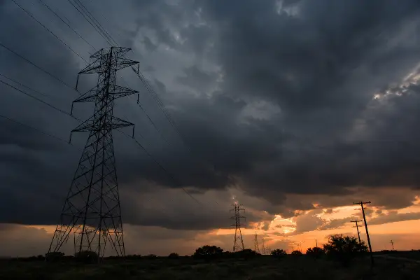 Líneas de transmisión eléctrica bajo una tormenta, por la tensión en la red de Texas