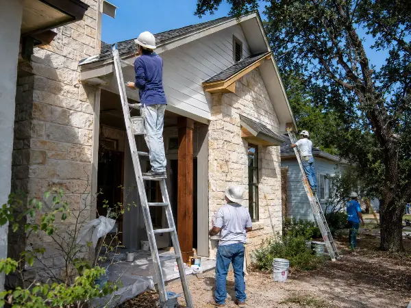 Cuadrilla de construcción en un sitio de Austin, trabajadores por hora