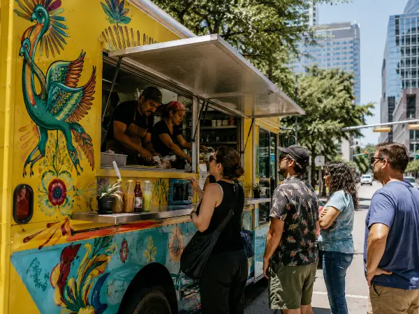 Food truck en una calle de Austin con empleados atendiendo clientes