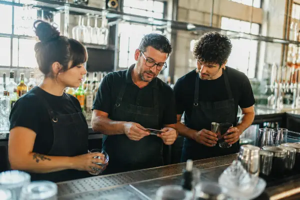 Gerente capacitando a meseros en servicio responsable de alcohol en Austin