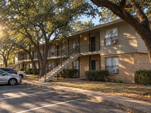Edificio de apartamentos viejo en Austin donde las chinches pasan de una unidad a otra