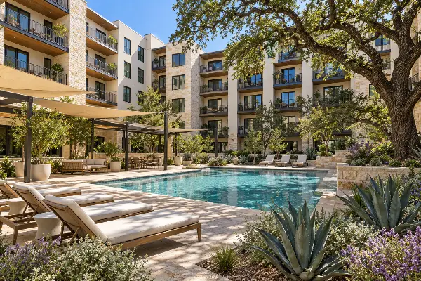 Piscina y áreas comunes de un condominio en Austin, aseguradas por la póliza maestra de la HOA