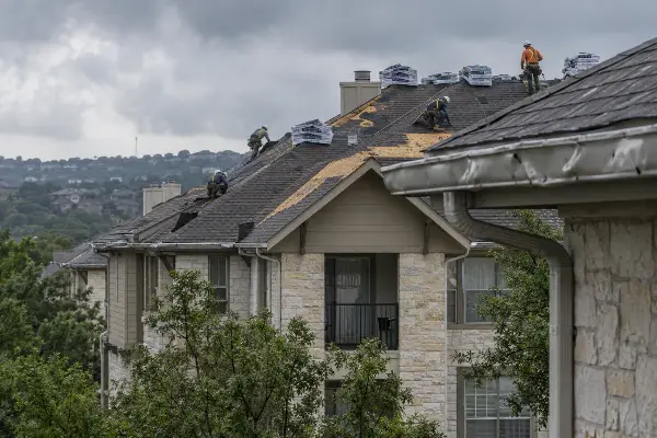 Reparación de un techo dañado por granizo en un condominio de Texas, un caso para la evaluación de pérdidas del HO6